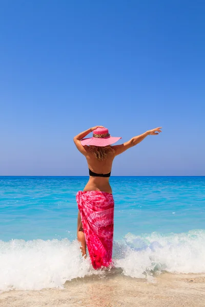 Sommar semester kvinna på strand — Stockfoto