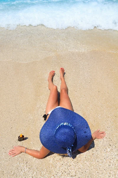 Zomer vakantie vrouw op strand — Stockfoto