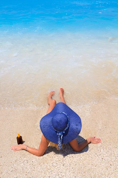 Vacances d'été femme sur la plage — Photo