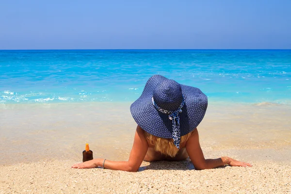 Sommar semester kvinna på strand — Stockfoto