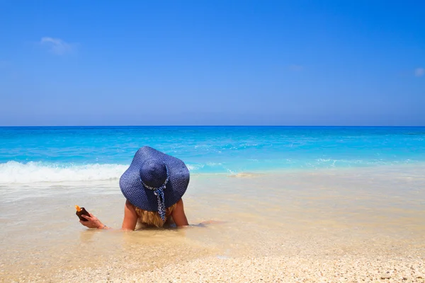 Sommar semester kvinna på strand — Stockfoto