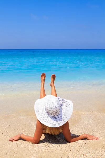 Kobieta lato wakacje na plaży — Zdjęcie stockowe