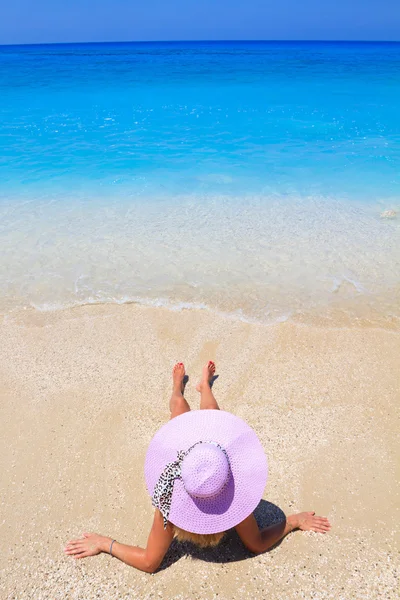 Sommar semester kvinna på strand — Stockfoto