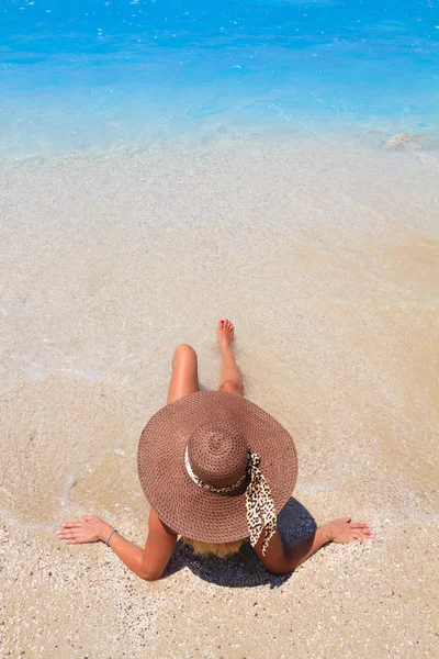 Vacanza estiva donna sulla spiaggia — Foto Stock