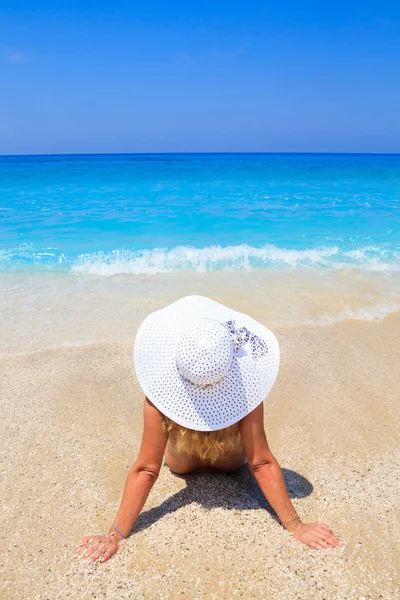 Zomer vakantie vrouw op strand — Stockfoto