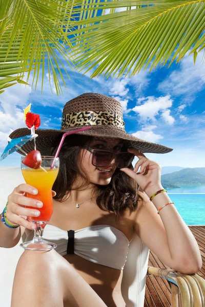ギリシャでの豪華な夏リゾートのスイミング プール デッキでの女性 — ストック写真