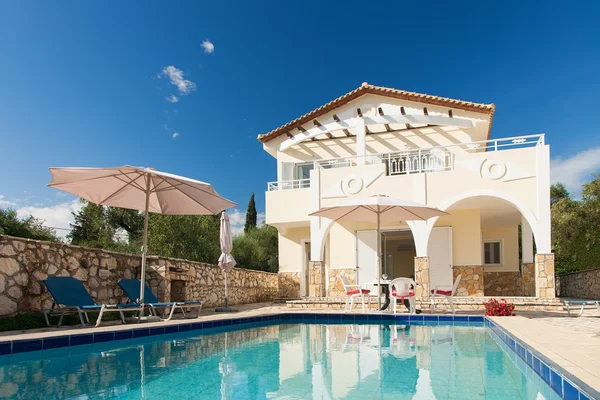 Lujosa villa con piscina —  Fotos de Stock