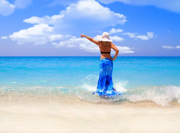 Letní dovolená žena na pláži — Stock fotografie