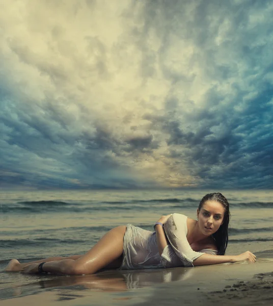 Nő a strandon — Stock Fotó