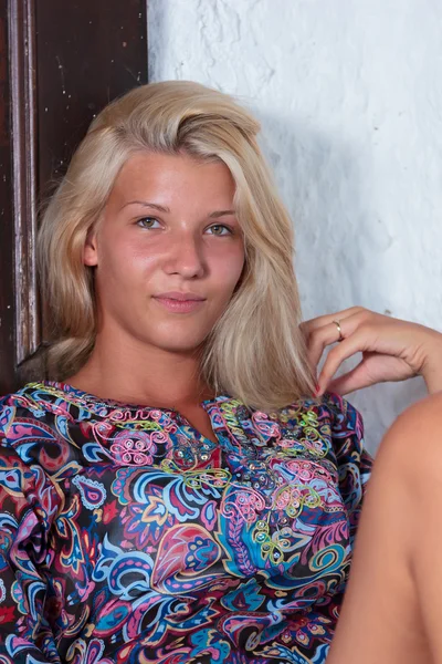 Mujer en el salón de verano — Foto de Stock