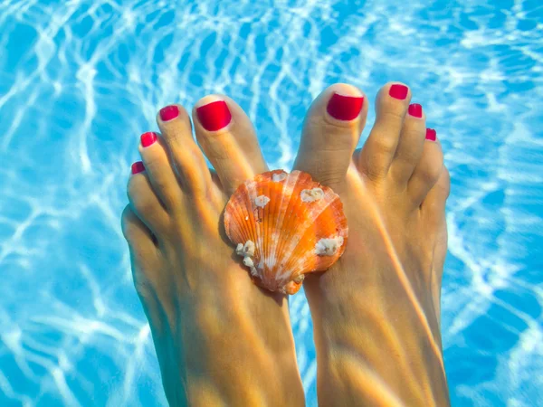 Ayak bir yüzme havuzunda sualtı resim — Stok fotoğraf
