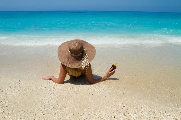 Sommar semester kvinna på strand — Stockfoto