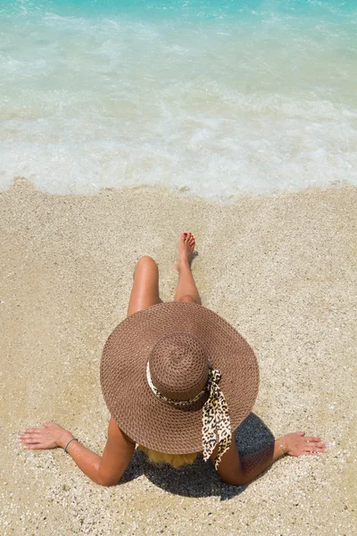 Kobieta lato wakacje na plaży — Zdjęcie stockowe