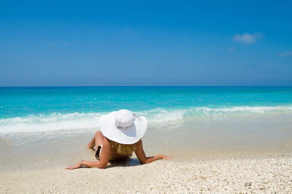 Sommar semester kvinna på strand — Stockfoto