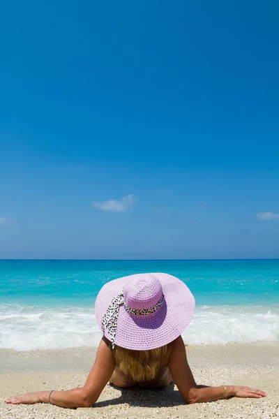 Zomer vakantie vrouw op strand — Stockfoto