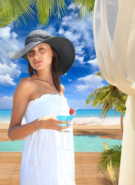 Mujer junto a la piscina en el complejo tropical — Foto de Stock