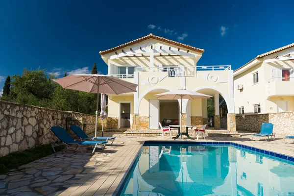 Luxurious villa with pool — Stock Photo, Image