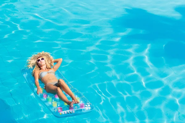 Woman relaxing at the swimming pool — Stock Photo, Image