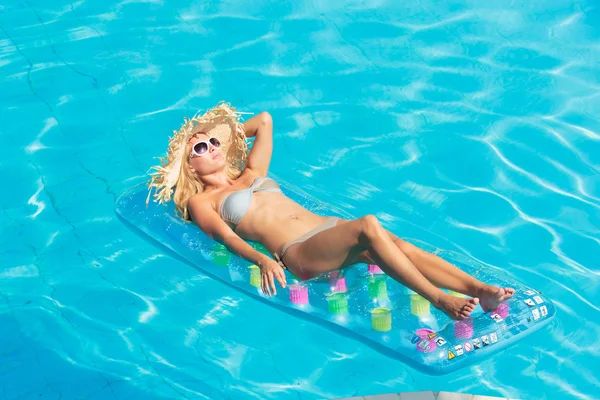 Woman relaxing at the swimming pool — Stock Photo, Image