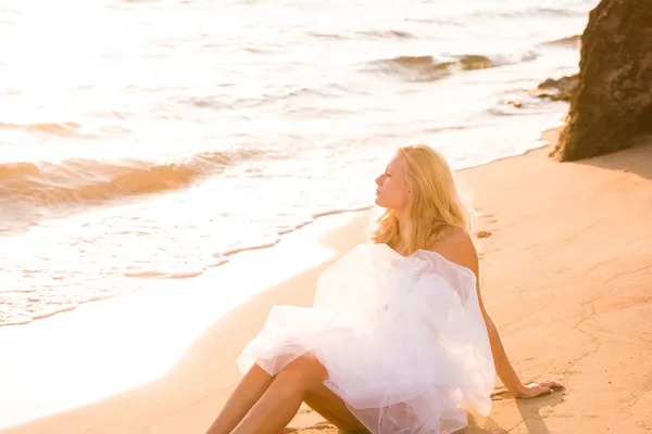 Mujer envuelta en velo de boda en la playa — Foto de Stock