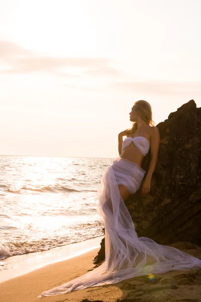 Mulher bonita na praia envolta em véu de casamento branco — Fotografia de Stock