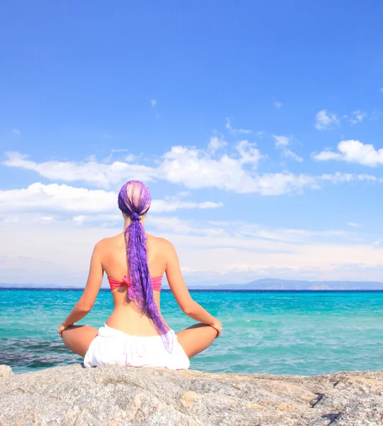 Una bella ragazza sulla spiaggia — Foto Stock