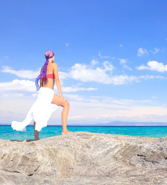 Een mooi meisje op het strand — Stockfoto