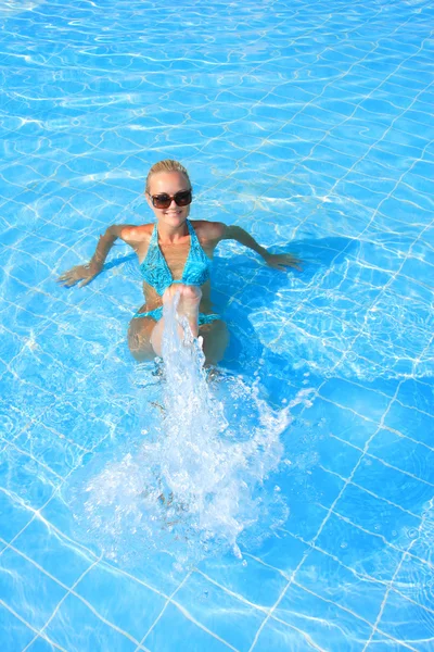 Krásná mladá žena v bazénu — Stock fotografie