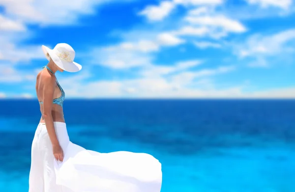 Mujer relajándose junto a la playa — Foto de Stock