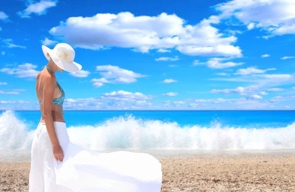 Kobieta relaks na plaży — Zdjęcie stockowe