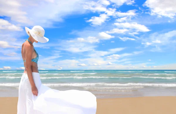 Žena relaxaci na pláži — Stock fotografie