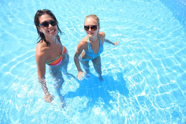 Užívat slunce v bazénu — Stock fotografie
