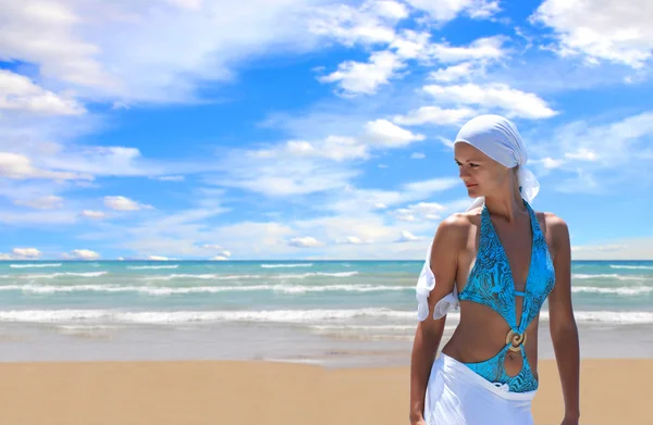 Femme relaxante au bord de la plage — Photo