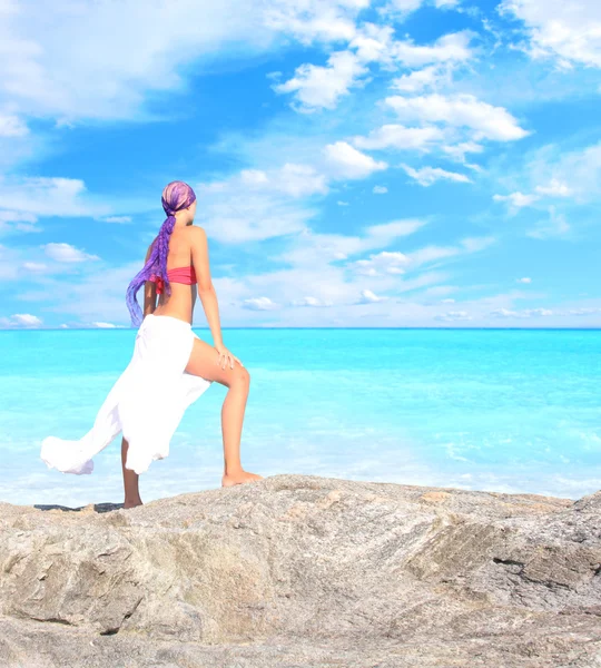 Una hermosa chica en la playa — Foto de Stock