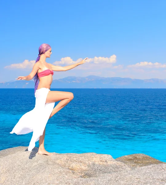 Une belle fille sur la plage — Photo