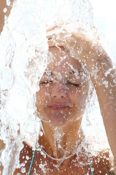 Bella giovane donna in piscina — Foto Stock