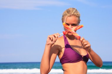 Dondurma yiyen kadın.