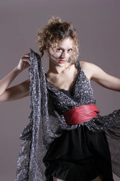 Güzel bir genç kadının portresi.