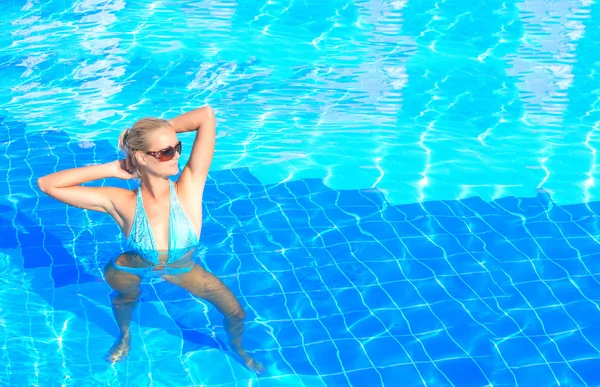 수영장에서 아름 다운 젊은 여자 — 스톡 사진