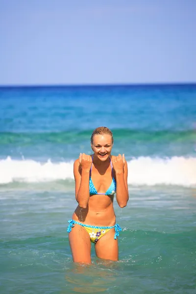 Jeune femme de mode sur la plage — Photo