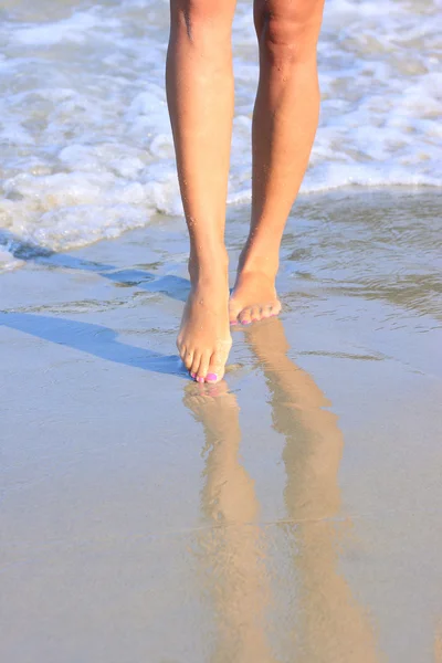 Beine am Strand — Stockfoto