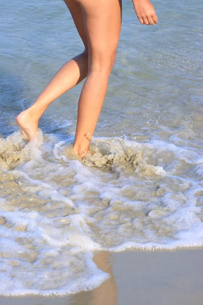 Pernas em uma praia — Fotografia de Stock