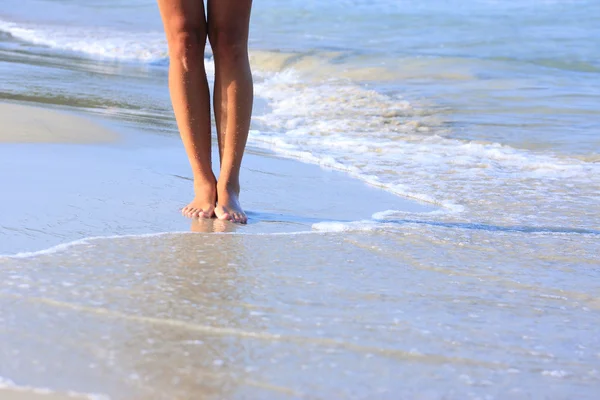 Beine am Strand — Stockfoto