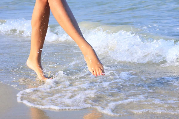 Linda chica caminando en el agua — Foto de Stock