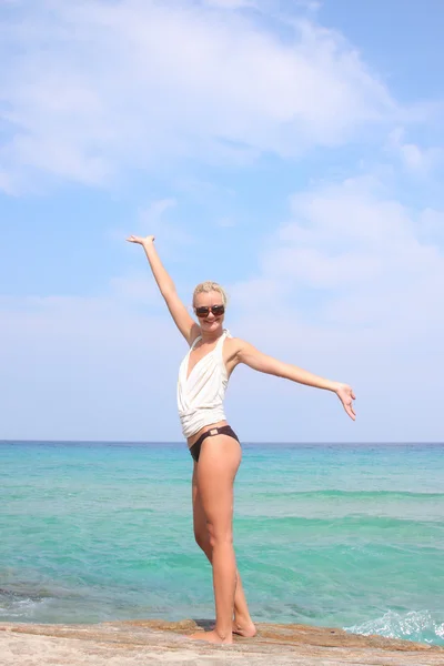 Mulher bonita desfrutando da praia — Fotografia de Stock