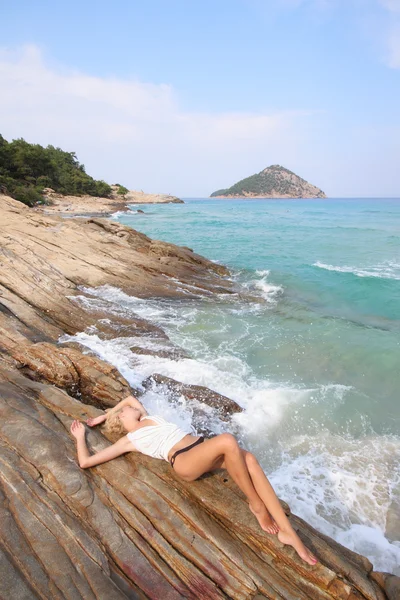 Mulher bonita desfrutando da praia — Fotografia de Stock