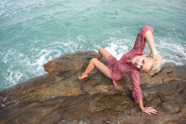 Mulher bonita desfrutando da praia — Fotografia de Stock