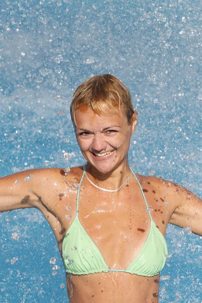 Mulher bonita em uma piscina — Fotografia de Stock