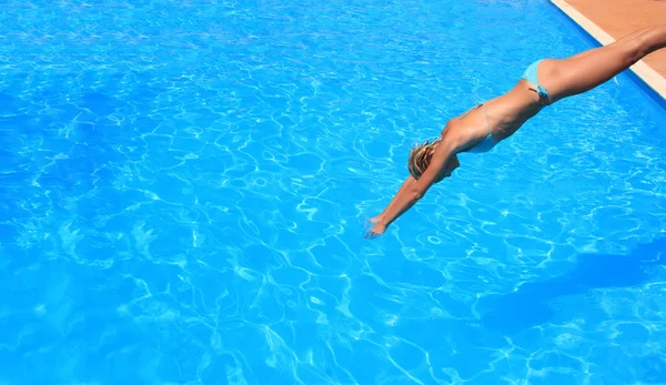 Schöne junge Frau an einem Pool — Stockfoto