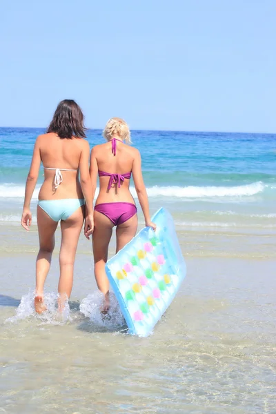 Två attraktiva flickor i bikini — Stockfoto